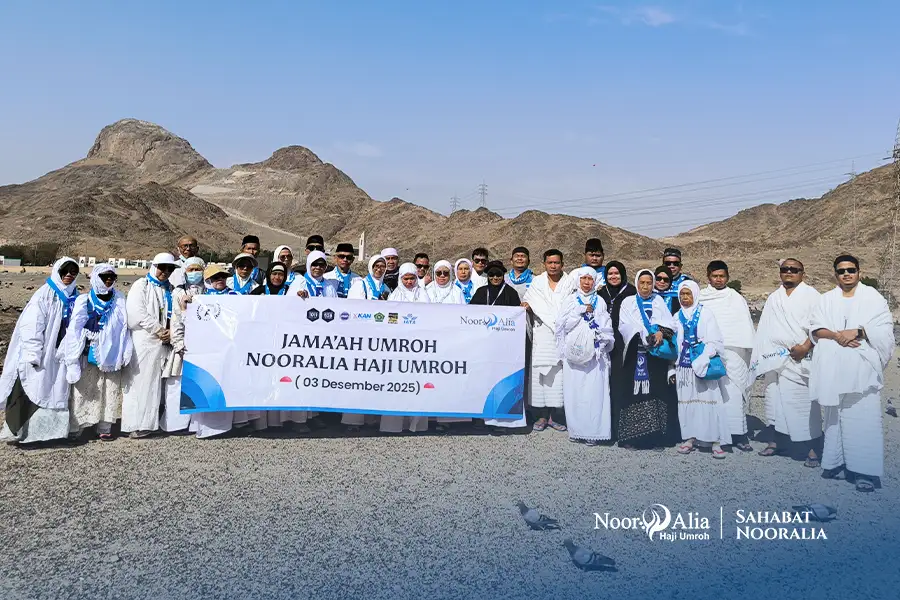Jamaah Nooralia di Depan Masjid Nabawi